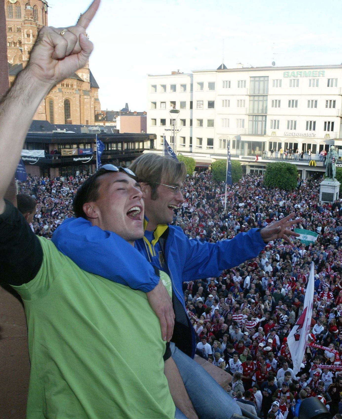 Aufstieg im Mai 2004: Jürgen Klopp nimmt die Huldigungen des Mainzer Volkes jubelnd entgegen. Foto: Imago Images