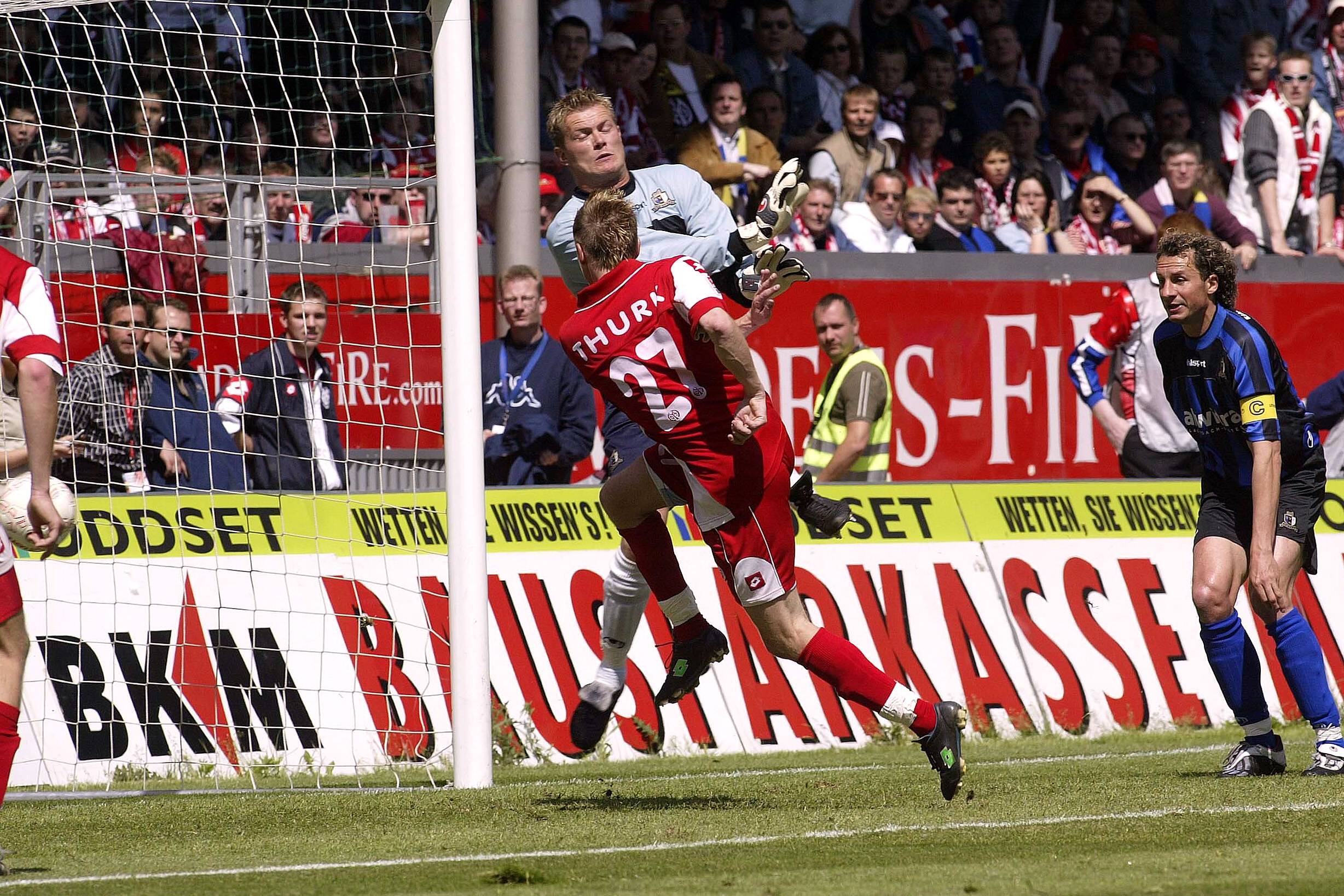 Michael Thurk (l.) — Torschütze für Mainz 05 im entscheidenden Spiel um den Aufstieg gegen Eintracht Trier. Foto: Imago Images